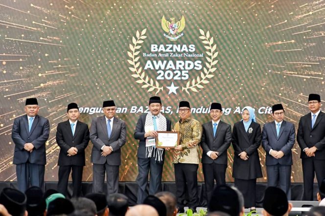 
					Wakil Gubernur Kepri, Nyamyang Haris Pratamura saat memerima penghargaan Baznas Awards 2025, di Grand Mercure Ancol, Jakarta, Kamis (28/8/2025). (Diskominfo Kepri)