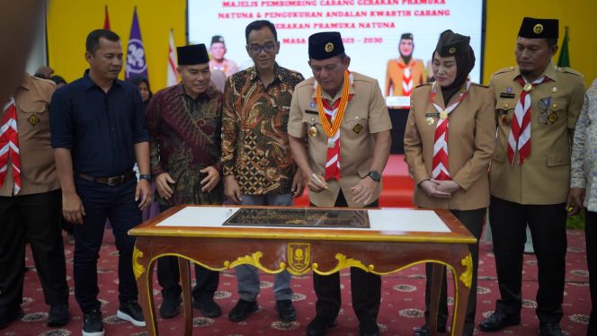 
					Keterangan Foto: Gubernur Kepri, Ansar Ahmad, saat menandatangani prasasti peresmian peningkatan jam nyala listrik menjadi 24 jam di ibukota Kecamatan Pulau Panjang, Kabupaten Natuna, Minggu (10/08/2025), (Diskominfo Kepri).