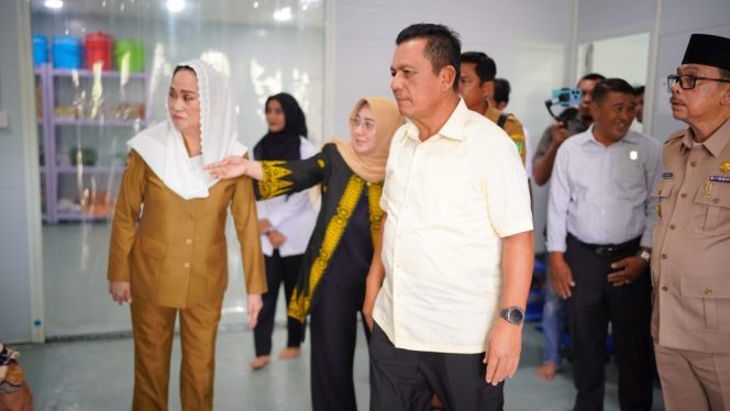 
					Keterangan Foto: Gubernur Kepri, Ansar Ahmad, saat meninjau bersama Bupati Natuna, Cen Sui Lan, dan Kadis Pertanian dan Ketahanan Pangan Kepri Rika Azmi, meninjau SPPG Batu Hitam yang terletak di Ranai, Kabupaten Batuna, Senin (11/08/2025), (Diskominfo Kepri).