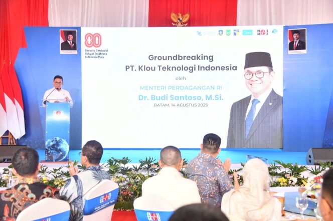 
					Keterangan Foto: Mendag Budi Santoso berpidato pada kegiatan peletakan batu pertama (groundbreaking) Pabrik PT KLOU Teknologi Indonesia, Kamis (14/08/2025), (Diskominfo Kepri).