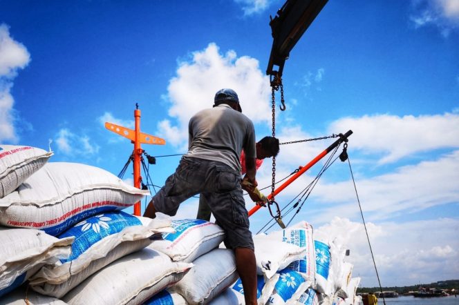 
					Keterangan Foto: Aktivitas bongkar muat barang di Pelabuhan Batu 6, Tanjungpinang. Data BPS Kepri, nilai ekspor impor di provinsi ini mengalami kenaikan pada Juni 2025, (Diskominfo Kepri).