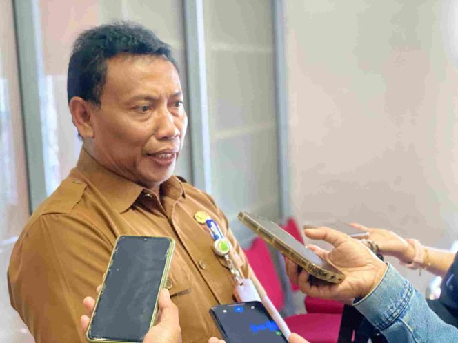 
					Keterangan Foto: Kepala Dinas Kesehatan, Pengendalian Penduduk, dan Keluarga Berencana Kota Tanjungpinang, Rustam, saat diwawancarai, (Diskominfo Tanjungpinang).