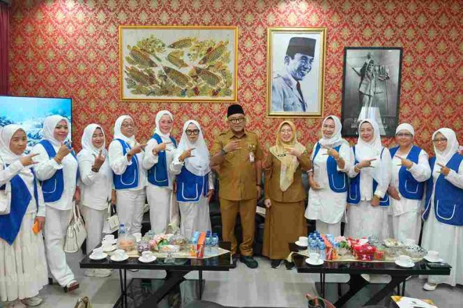 Keterangan Foto: Wali Kota Tanjungpinang, Lis Darmansyah, foto bersama dalam kunjungan silaturahmi dari Ikatan Wanita Pengusaha Indonesia (IWAPI) Kota Tanjungpinang, di Ruang Wali Kota Tanjungpinang, Selasa (12/08/2025), (Diskominfo Tanjungpinang).