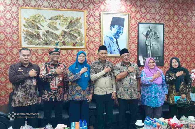 
					Wali Kota Tanjungpinang, Lis Darmansyah foto bersama epala RRI Tanjungpinang Sulistiyanto Istifarullah beserta jajaran. (Diskominfo Kota Tanjungpinang)