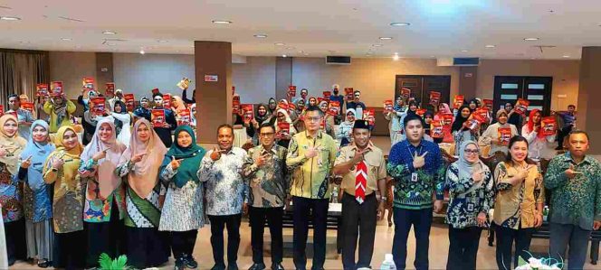 Keterangan Foto: Sekretaris Daerah Tanjungpinang, Zulhidayat, saat foto bersama dalam kegiatan Bimbingan Teknis (Bimtek) Keamanan Pangan Bagi Pelaku Usaha Industri Rumah Tangga Pangan (IRTP) se Kota Tanjungpinang, (Diskominfo Tanjungpinang).