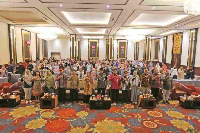 
					Keterangan Foto: Wali Kota Tanjungpinang, Lis Darmansyah,saat foto bersama dalam kegiatan Bimbingan Teknis (Bimtek) Perizinan dan Pengelolaan Obat di Apotek dan Toko Obat se-Kota Tanjungpinang, Kamis (07/08/2025), bertempat di Hotel Aston Tanjungpinang, (Diskominfo Tanjungoinang).
