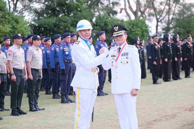 Putra Daerah Tanjungpinang Kapten Laut Satria Gumilar, Pimpin Upacara Penurunan Bendera HUT RI ke-80