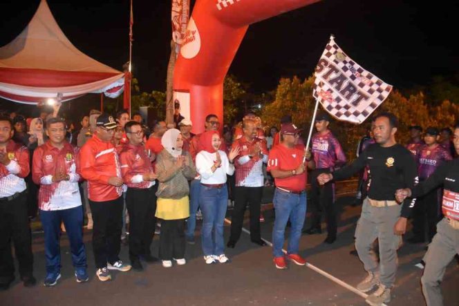
					Wali Kota Tanjungpinang, Lis Darmansyah saat melepas 173 peserta gerak jalan Proklamasi kategori 45 Km, di ihalaman Kantor Wali Kota Tanjungpinang, Senggarang, Sabtu (30/8/2025). (Diskominfo Kota Tanjungpinang)