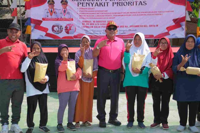 Wali Kota Tanjungpinang, Lis Darmansyah saat foto bersama masyarakat di kegiatan Gerakan Pengendalian Penyakit Prioritas di Lapangan Balai Pertemuan RW 013 Kampung Sidomulyo, Kelurahan Batu IX, Minggu (10/8/2025). (Diskominfo Tanjungpinang)