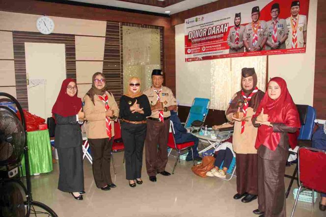 
					Keterangan Foto: Ketua Kwarcab Kota Tanjungpinang, Yuniarni Pustoko Weni, saat foto bersama dalam kegiatan donor darah dan pemeriksaan kesehatan gratis yang diselenggarakan di Gedung Asrama Haji, Jalan Pemuda, Kota Tanjungpinang, Rabu (06/08/2025), (Diskominfo Tanjungpinang).