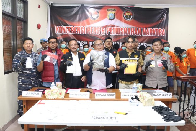 
					Konferensi Pres dan Pemusnahan Narkoba, (Humas Polda Kepri).