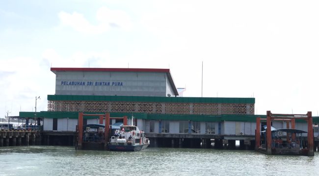 Suasana Keberangkatan kapal di Pelabuhan Sri Bintan Pura Tanjungpinang. (Nzl)