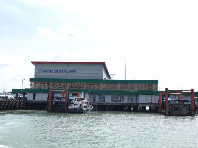 
					Suasana Keberangkatan kapal di Pelabuhan Sri Bintan Pura Tanjungpinang. (Nzl)