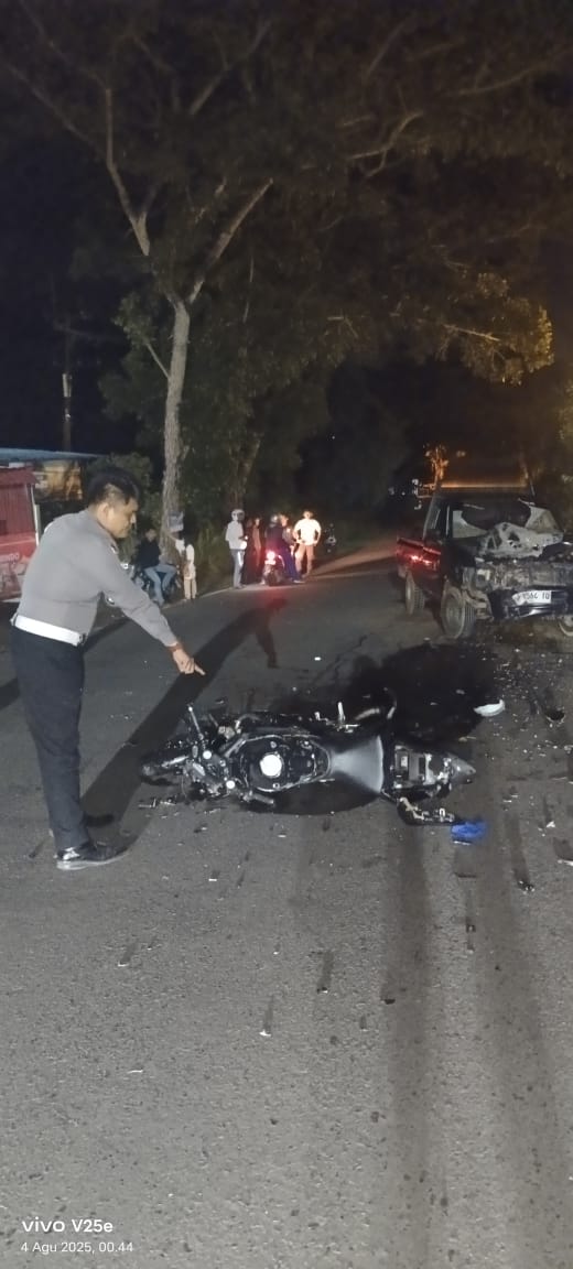 Anggota Polres Bintan saat mendatangi tempat kecelakaan di Jalan Nusantara Kilometer16, Kelurahan Gunung Lengkuas, Kecamatan Bintan Timur, Minggu (03/8/2025). (Humas Polres Bintan)