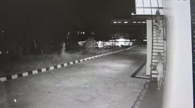 
					Rekaman CCTV empat orang pelaku saat menaiki gedung baru RSUD RAT Tanjungpinang, Sabtu (02/8/2025). (Istimewa)