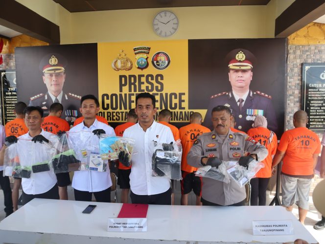 
					Satresnarkoba Polresta Tanjungpinang menggelar konferensi pers pengungkapan kasus narkotika yang terjadi selama Juli 2025, Rabu (06/8/2025). (Humas Polres Tanjungpinang)
