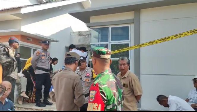 
					Suasana di depan rumah Mahasiswa yang ditemukan tewas. (Istimewa)