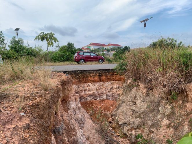 
					Kondisi jalan rusak di depan Gedung DPRD Kepri, Dompak, Tanjungpinang. (Nzl)