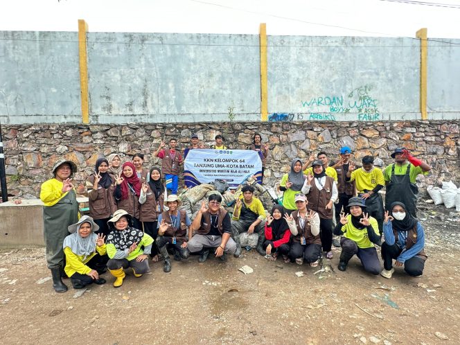 
					Kelompok 64 KKN Tanjung Uma Universitas Maritim Raja Ali Haji saat foto bersama Komunitas Seven Clean Seas , di Kelurahan Tanjung Uma, Kecamatan Lubuk Baja, Kota Batam, Minggu (10/8/2025). Tepatnya di RT06/RW04 Kampung Agas. (Nzl)