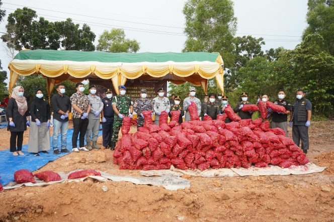 
					Badan Karantina Indonesia (Barantin) melalui Balai Karantina Hewan Ikan dan Tumbuhan Kepulauan Riau (Karantina Kepri) musnahkan 4 ton bawang merah yang ditangkap oleh Badan Keamanan Laut (Bakamla). (Karantina Indonesia)