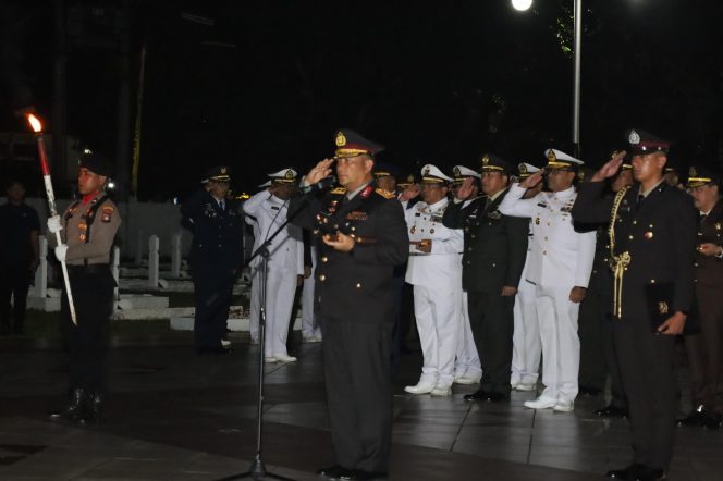 
					Kapolda Kepulauan Riau Irjen. Pol. Asep Safrudin, pimpin Upacara Apel Kehormatan dan Renungan Suci dan Renungan Suci, di Taman Makam Pahlawan Pusara Bhakti Tanjungpinang, Sabtu (16/8/2025). (Humas Polda Kepri)