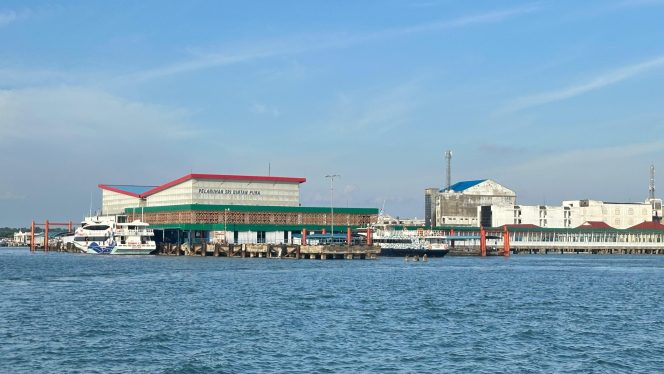 
					Suasana Pelabuhan Sri Bintan Pura Tanjungpinang. (Nzl)