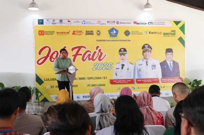 
					Bupati Bintan, Roby Kurniawan saat sambutan usai meresmikan Job Fair 2025, Jumat (22/8/2025) di Kawasan Industri PT BIIE Lobam. (Diskominfo Pemkab Bintan)