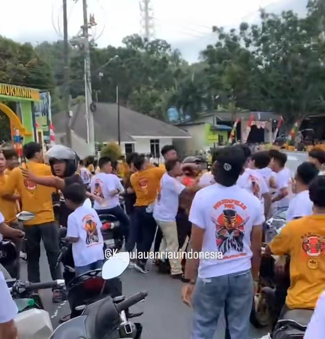 
					Sausana bentrok antar dua tim gerak jalan di Tanjungpinang, (Instagram Kepulauanriauindonesia)