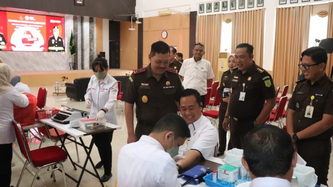 Kepala Kejati Kepri, J. Deby Sudarso, saat memantau pelaksanaan donor darah. (Kejati Kepri)