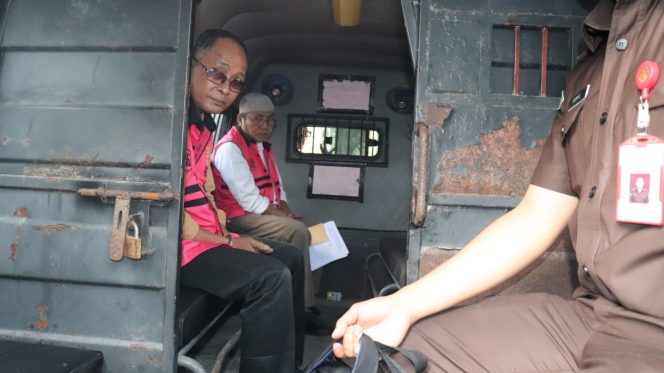 Para tersangka saat didalam mobil tahanan. (Kejaksaan Tinggi Kepri)