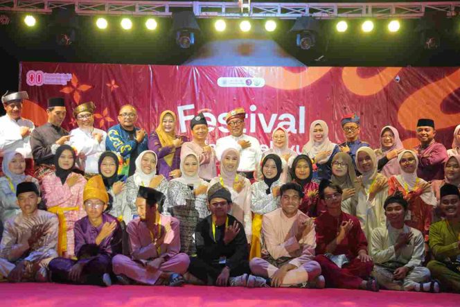 
					Keterangan Foto: Wali Kota Tanjungpinang, Lis Darmansyah,saat foto bersama dalam Festival Budaya Melayu 2025 bertema “Satu Melayu, Ragam Pesona Warisan” pada Minggu, (Diskominfo Tanjungpinang).
