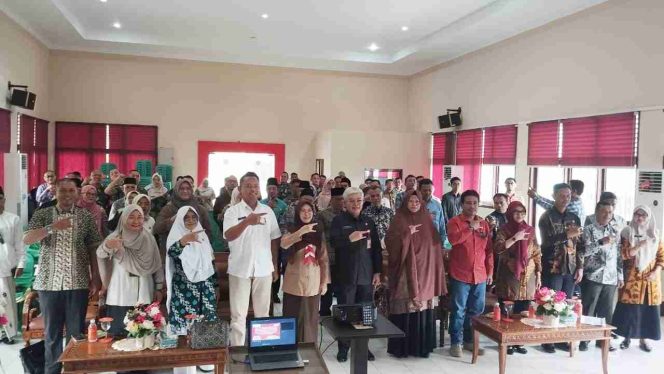 Keterangan Foto: Dinas Pemberdayaan Perempuan, Perlindungan Anak dan Pemberdayaan Masyarakat (DP3APM) saat foto bersama peserta, dalam pertemuan Koordinasi dan Kerja Sama Lintas Sektor dalam rangka Pencegahan Kekerasan Terhadap Perempuan (KTP), Kekerasan Terhadap Anak (KTA), Tindak Pidana Perdagangan Orang (TPPO), Anak yang Berhadapan dengan Hukum (ABH), dan Perkawinan Anak di Aula Kantor Dinas Sosial Kota Tanjungpinang, Kamis (14/08/2025), (Diskominfo Tanjungpinang).