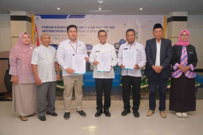 Keterangan Foto: Wakil Wali Kota Tanjungpinang, Raja Ariza, saat foto bersama kegiatan Forum Konsultasi Publik Standar Pelayanan Loka Pengawas Obat dan Makanan (POM) Kota Tanjungpinang, di Hotel CK, Rabu (13/08/2025), (Diskominfo Tanjungpinang).