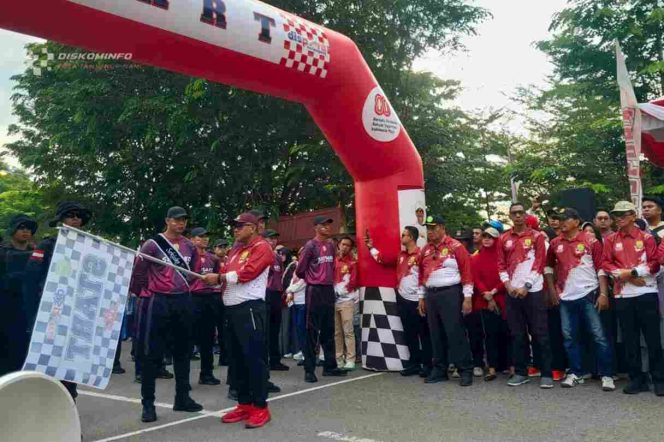 
					Wali Kota Tanjungpinang, Lis Darmansyah saat resmikan pembukaan gerak jalan 17 Kilometer, di Tanjungpinang. Sabtu (23/8/2025). (Diskominfo Kota Tanjungpinang)