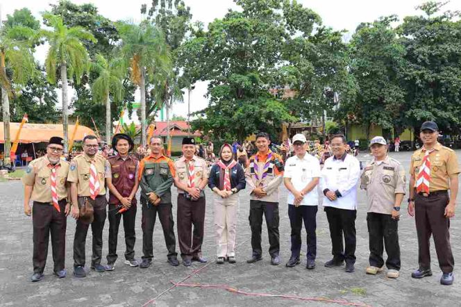 Keterangan Foto:  Ketua Kwarcab Pramuka Kota Tanjungpinang, Yuniarni Pustoko Weni, saat foto bersama di Lapangan Pamedan A Yani, Rabu (13/08/2025), (Diskominfo Tanjungpinang).