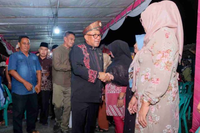 
					Wali Kota Tanjungpinang,  Lis Darmansyah saat hadiri Malam puncak penutupan HUT RI ke-80 bersama warfa RW 006 Pinang Kencana, Perumahan Bintan Permai, Jum’at (29/8/2025). (Diskominfo Kota Tanjungpinang)
