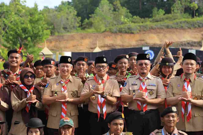 
					Keterangan Foto: Wawako Tanjungpinang, Raja Ariza, saat foto bersama peserta Upacara Pembukaan Maritime Scout Competition IV yang diselenggarakan oleh UKM Pramuka Pangkalan Universitas Maritim Raja Ali Haji (UMRAH) di Halaman Eks-Gedung Rektorat UMRAH, Dompak, Jumat (08/08/2025), (Diskominfo Tanjungpinang).