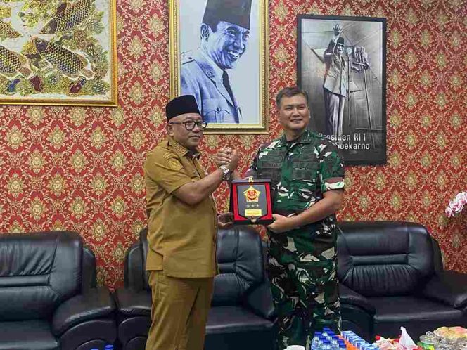 
					Wali Kota Tanjung, Lis Darmansyah saat menerima penghargaan dari Pangkogabwilhan I, di Ruang Kantor Wali Kota Tanjungpinang, Selasa (26/8/2025). (Diskominfo Kota Tanjungpinang)