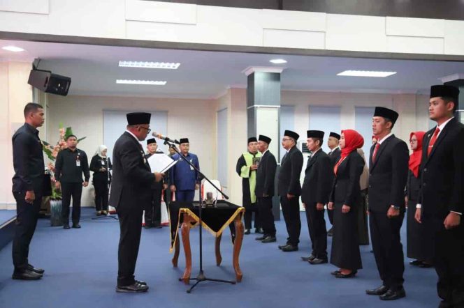 
					Wali Kota Tanjunpinang, saat melantik 13 pejabat fungsional, di di Aula Sultan Sulaiman Badrul Alamsyah, Kantor Wali Kota Tanjungpinang, Rabu (20/8/2025). (Diskominfo Kota Tanjungpinang)