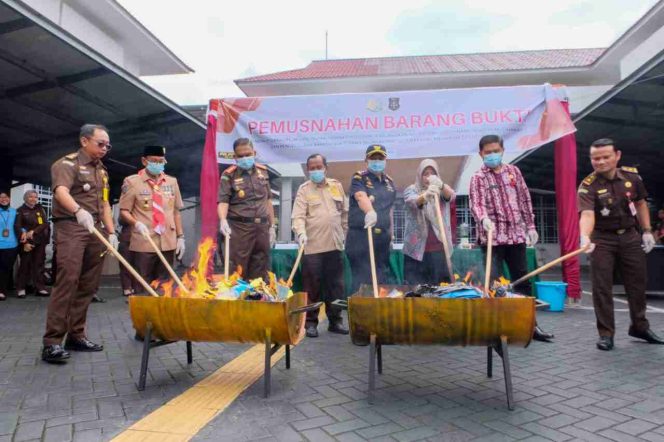 Keterangan Foto: Wakil Wali Kota Tanjungpinang, Raja Ariza, saat ikut memusnahkan barang bukti, (Diskominfo Tanjungpinang).