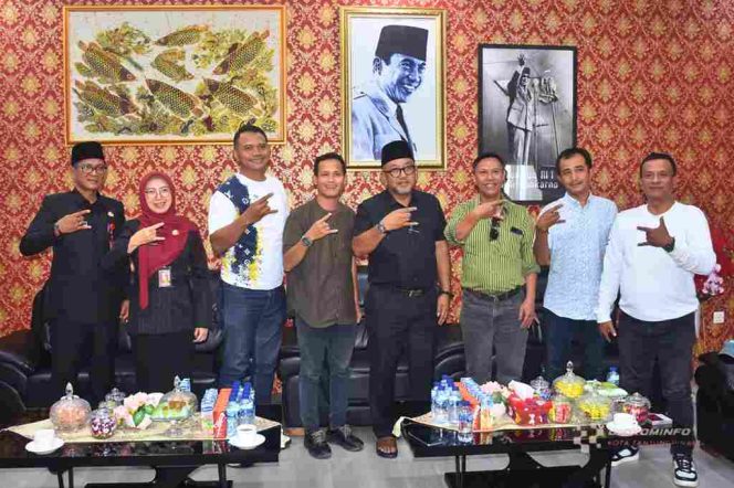 
					Keterangan Foto: Wali Kota Tanjungpinang, Lis Darmansyah foto bersama saat kegiatan audiensi Panitia RDK (Rida K Liamsi) Award 2025, bertempat di Kantor Wali Kota Tanjungpinang, Rabu (06/08/2025), (Diskominfo Tanjungpinang).