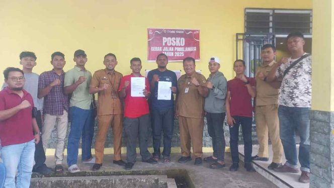 
					Dinas Kepemudaan dan Olahraga (Dispora) Kota Tanjungpinang saat melakukan mediasi 2 (dua) kelompok peserta gerak jalan Proklamasi 17 Km yang terlibat perkelahian, telah sepakat berdamai. Mediasi dilakukan di Posko gerak jalan Proklamasi, Kantor KONI Pamedan, Senin (25/8/25). (Diskominfo Kota Tanjungpinang)