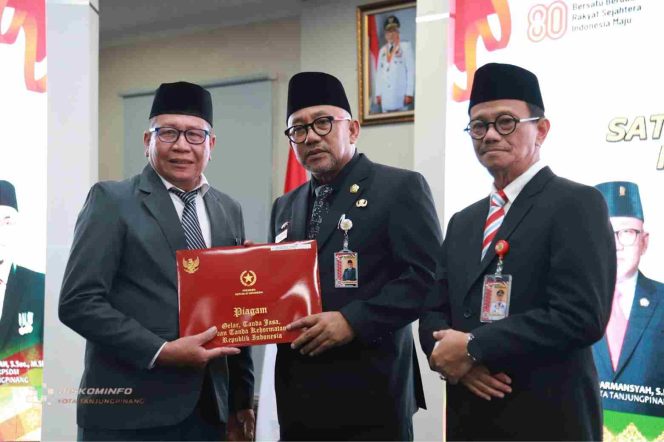 
					Keterangan Foto: Wali Kota Tanjungpinang, Lis Darmansyah dan Wakil Wali Kota, Raja Ariza, didampingi Sekretaris Daerah Kota Tanjungpinang Zulhidayat, saat foto bersama dalam penyerahan Tanda Kehormatan Satyalancana Karya Satya Tahun 2025, (Diskominfo Tanjungpinang).