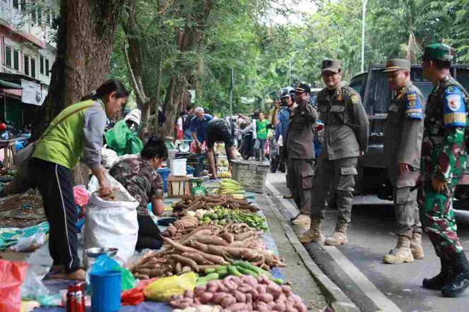 
					Keterangan Foto: Pedagang kaki lima (PKL) yang telah direlokasi ke dalam Pasar Bintan Center dan diberi izin berdagang di trotoar, (Diskominfo Tanjungpinang).