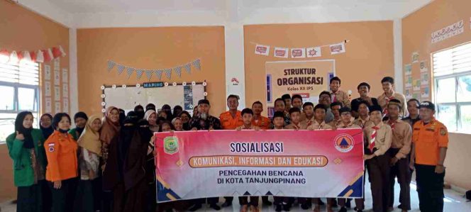 
					
Badan Penanggulangan Bencana Daerah (BPBD) Kota Tanjungpinang saat foto bersama seusai pelaksanaan sosialisasi Penanggulangan Bencana di salah satu sekolah. (Diskominfo Kota Tanjungpinang)