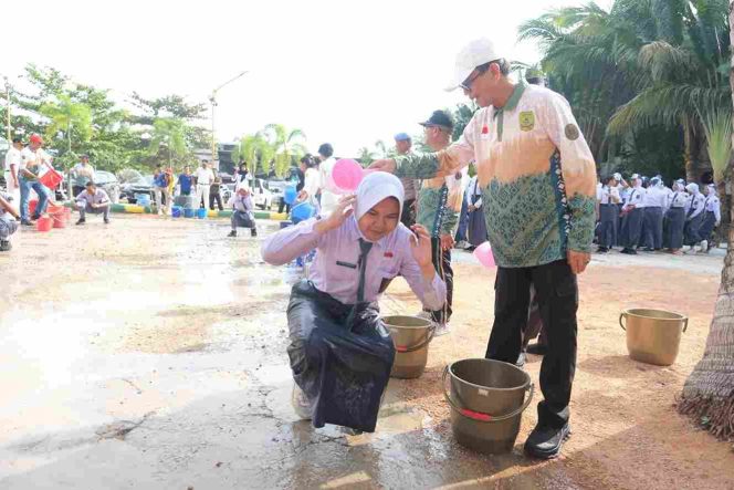 
					Wakil Wali Kota Tanjungpinang, saat melakukan sesi penyiraman tanda sebagai tanda dimulainya pembinaan, di Lapangan Alltrue Hotel, Rimba Jaya, Minggu (10/8/2025). (Diskominfo Tanjungpinang)