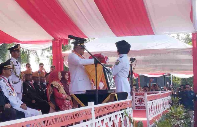 
					Pimpin upacara peringatan Hari Ulang Tahun (HUT) ke-80 Republik Indonesia dan sekaligus bertindak sebagai inspektur Upacara di halaman Kantor Wali Kota, Minggu (17/8/2025).  (Diskominfo Tanjungpinang)