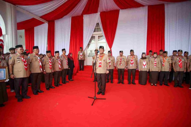 
					Keterangan Foto: Gubernur Kepulauan Riau, Ansar Ahmad, saat memimpin Upacara Peringatan Hari Pramuka ke-64 Tingkat Provinsi Kepri di halaman Gedung Daerah, Tanjungpinang, Jumat (15/08/2025), (Diskominfo Tanjungpinang).
