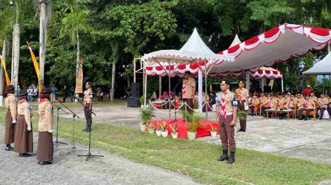 Keterangan Foto: Ketua Majelis Pembimbing Cabang (Kamabicab) Lis Darmansyah, saat memimpin upacara peringatan Hari Pramuka ke-64 di Lapangan Pamedan Ahmad Yani, Kamis (14/08/2025), (Diskominfo Tanjungpinang).