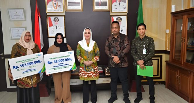 
					Keterangan Foto: Bupati Natuna, Cen Sui Lan, saat foto bersama dalam penyerahan santunan kematian dan bantuan beasiswa pendidikan dari BPJS Ketenagakerjaan kepada dua keluarga peserta aktif, yang berlangsung di ruang kerja Bupati, pada Kamis (31/07/2025), (Diskominfo Natuna).